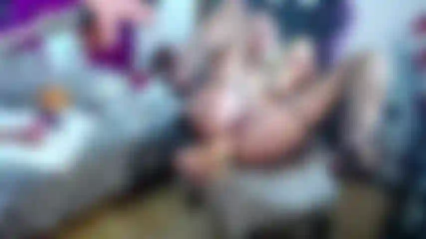 Masturbación en solitario con consoladores grandes.