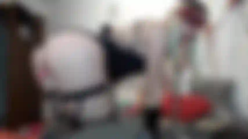 Un consolador enchufado en mi silla... Dios mío... Chupándolo y luego cabalgándolo... Por supuesto que me corro en ese consolador y te deseo. Para llenar mi cara al final. Disfrútame diviértete con mi dildo sillón!