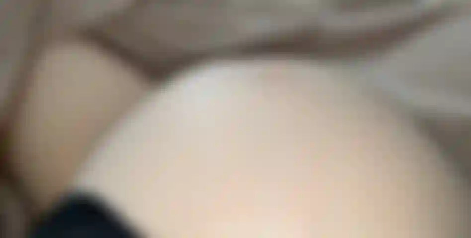 Este enorme y redondo vientre es exactamente con lo que has estado fantaseando en secreto: piel estirada, curvas suaves, y tan pesado que apenas puedo disimularlo. Guardé cada balanceo lento, cada toque suave solo para que me vieras mostrarlo todo como se merece 😉.