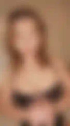 Tengo tu polla bien apretada en mi mano y no la voy a soltar hasta que te corras, mira cómo subo y bajo, aprieto justo como te gusta, te trabajo despacio y luego rápido hasta que estés palpitando. Sé exactamente cómo te gusta: firme, húmedo y sin descanso . Desbloquea ahora voy a exprimir hasta la última gota de ti 🤤.