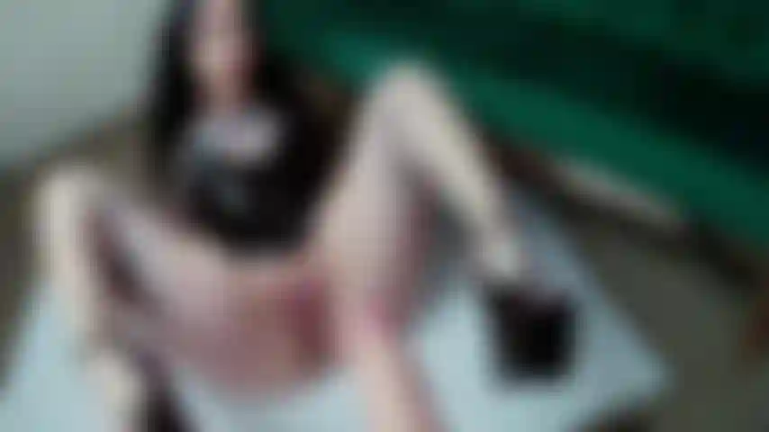 Stripper trabajando con los pies sin bragas.