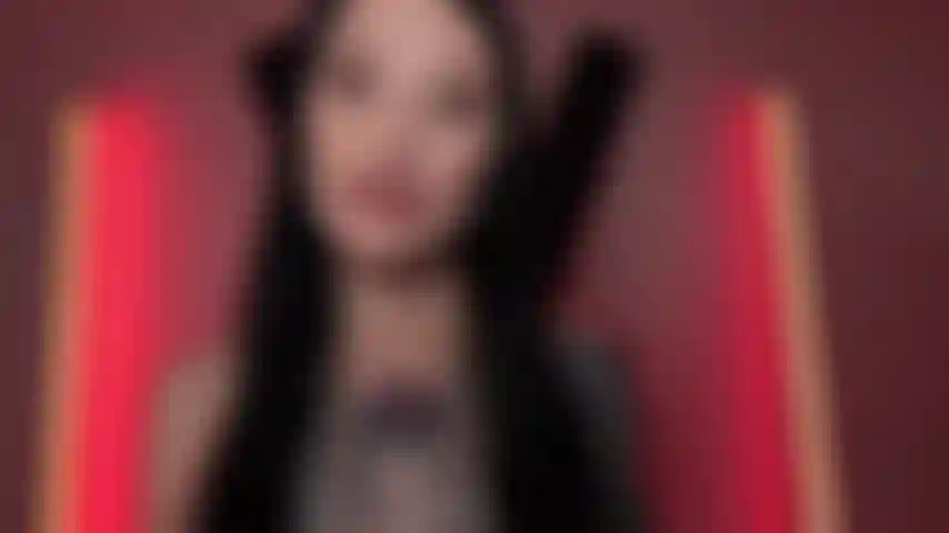 8 Chupando tacones de botas de una pulgada y escupiendo.