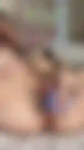 Estiramiento de polla de tentáculo alienígena y expresión facial.