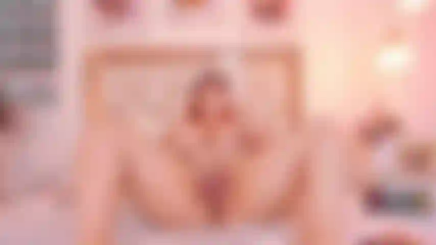 Jugando con mi coño peludo.