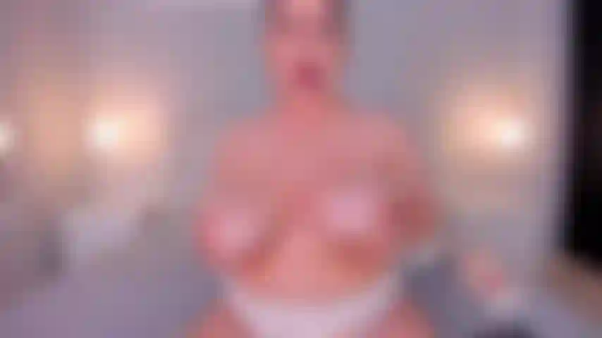 Espectáculo de aceite caliente en mis increíbles tetas.